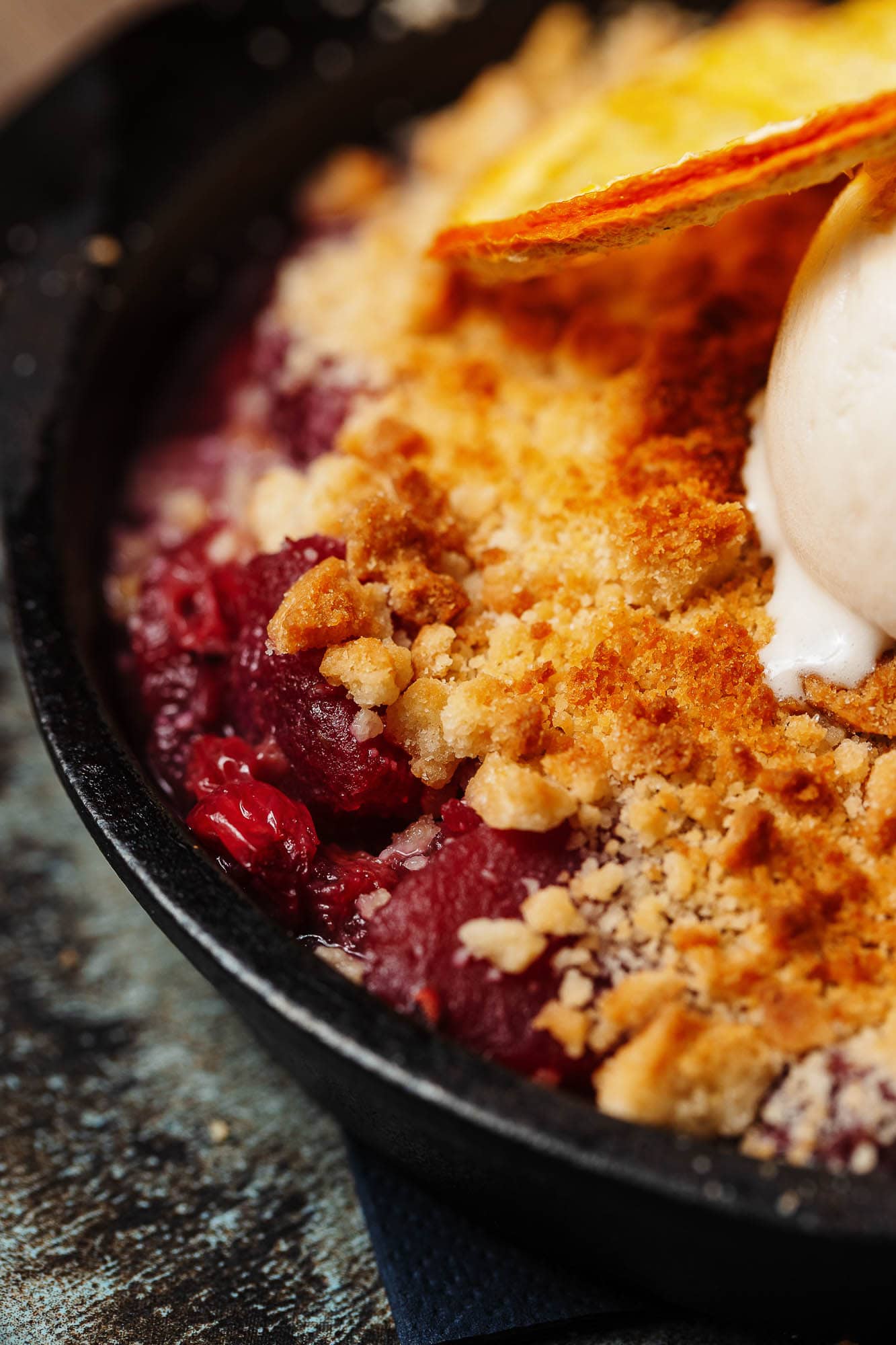 Sweet cherry crumble pie with vanilla ice cream, shot in close-up for a vibrant food photography style. Perfect for showcasing baked desserts in Rutland food photography portfolios.